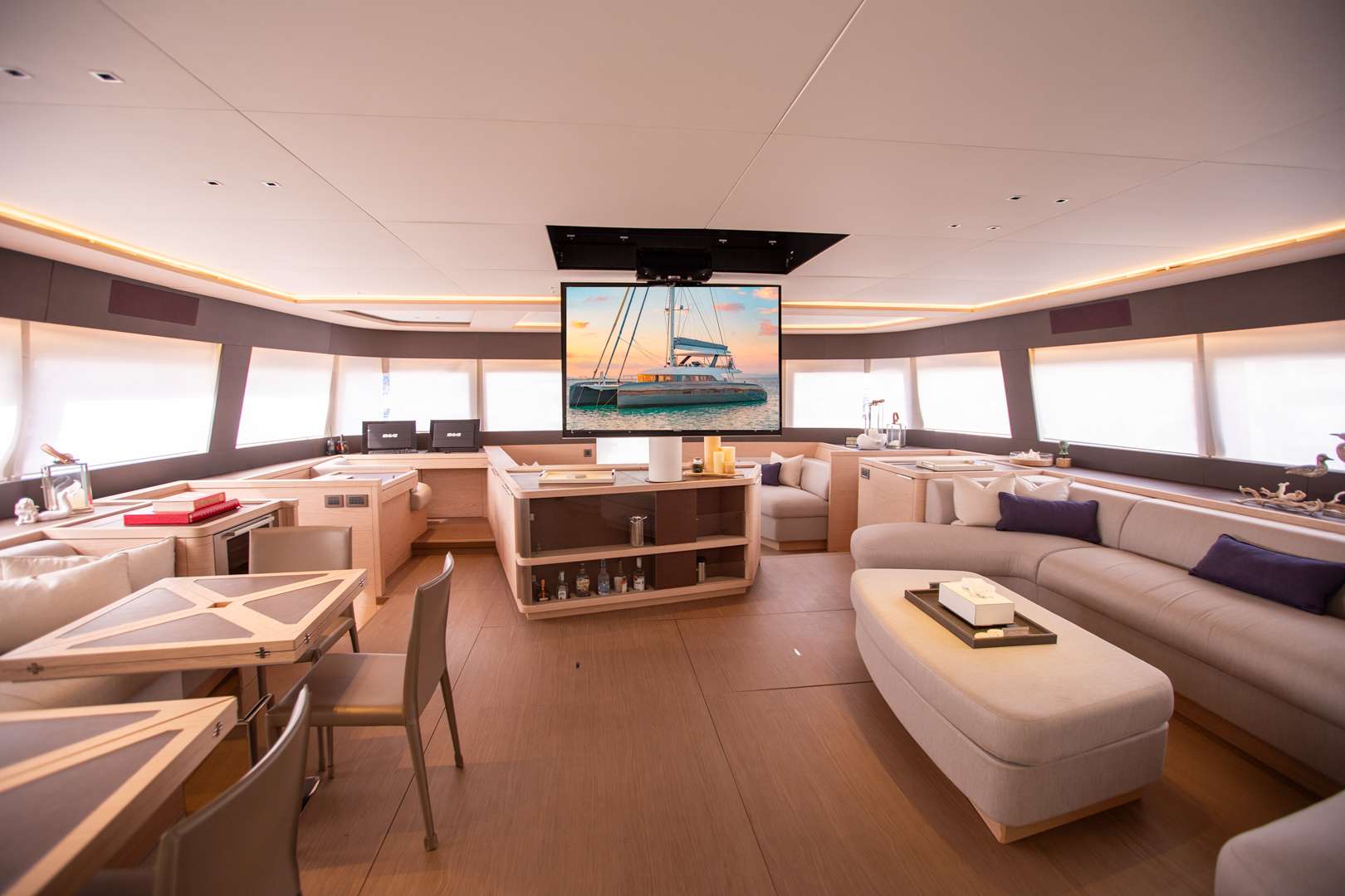 ODYSSEY Lagoon Seventy 7 - saloon