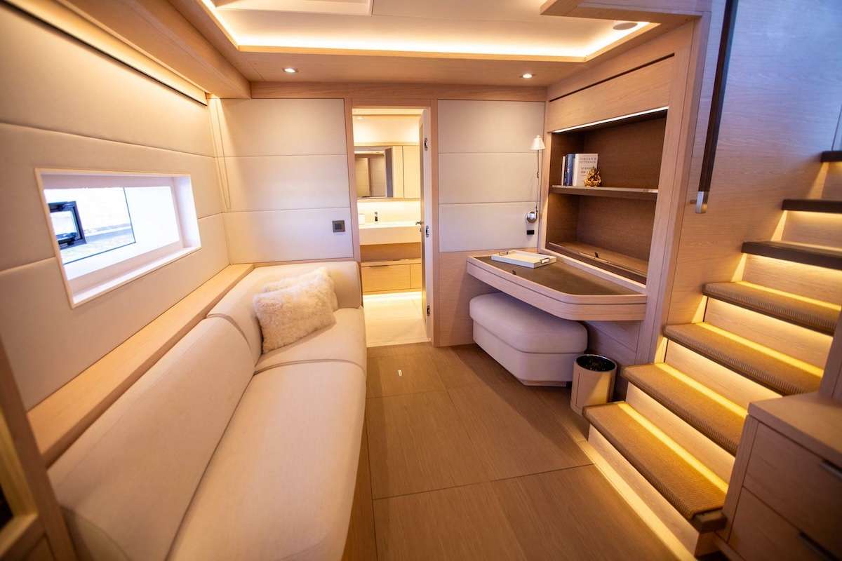 ODYSSEY Lagoon Seventy 7 - master cabin office