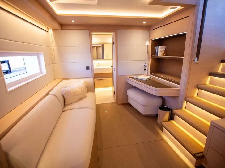 ODYSSEY Lagoon Seventy 7 - master cabin office ODYSSEY Lagoon Seventy 7 - master cabin office