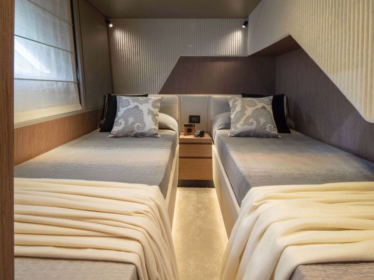 WE2 Ferretti 720 - twin cabin WE2 Ferretti 720 - twin cabin