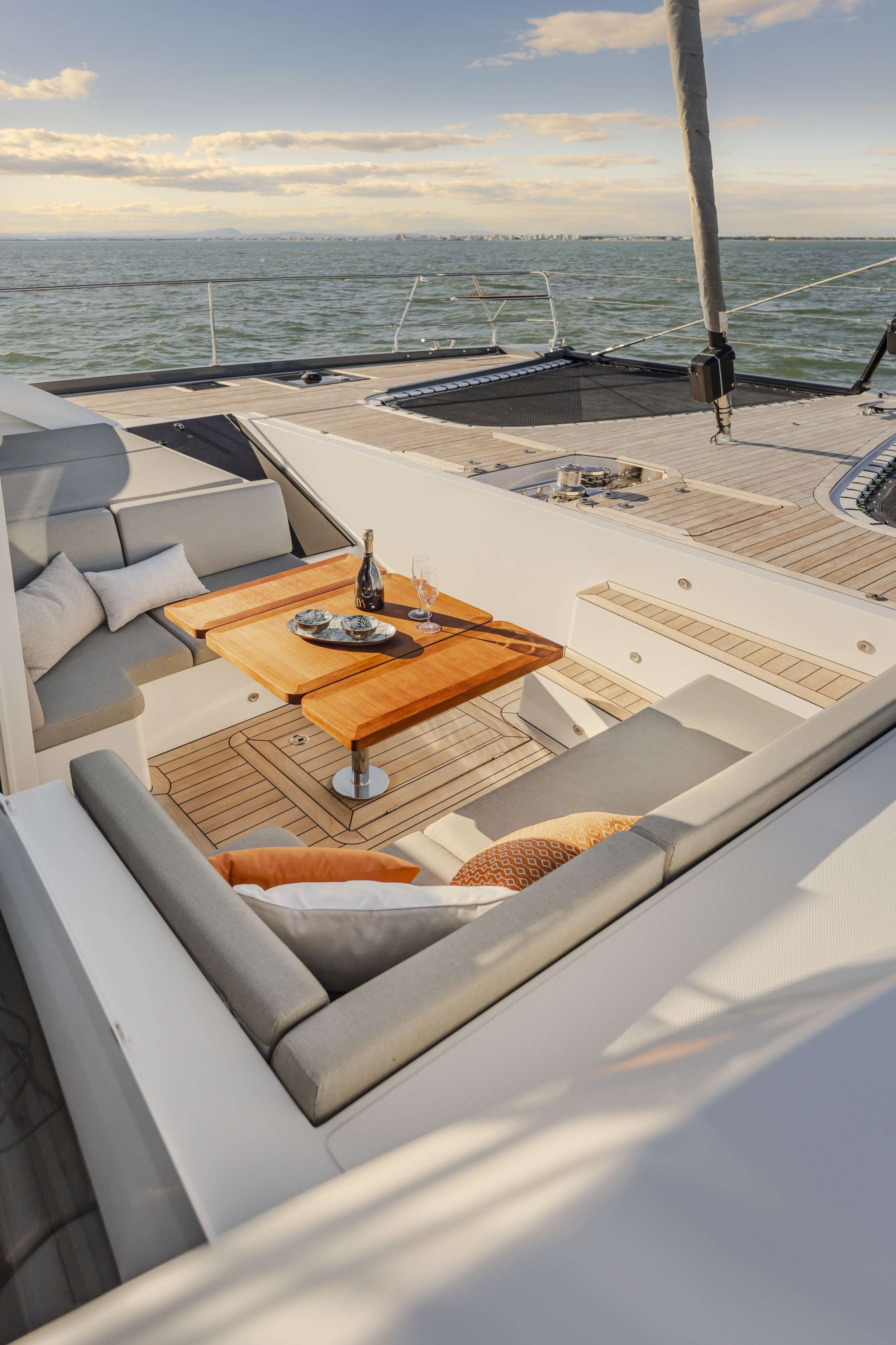 MYMLAN II Privilege Signature 580 - foredeck lounge