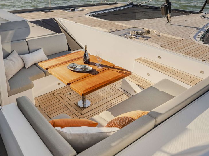 MYMLAN II Privilege Signature 580 - foredeck lounge MYMLAN II Privilege Signature 580 - foredeck lounge