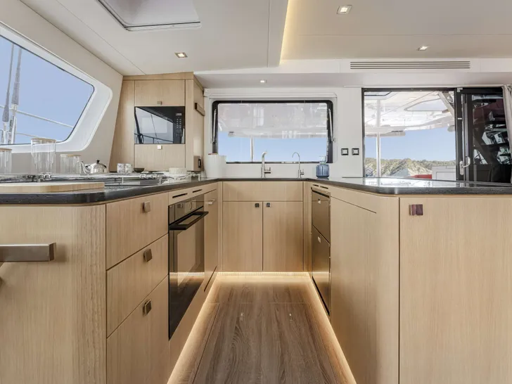 MYMLAN II Privilege Signature 580 - galley MYMLAN II Privilege Signature 580 - galley