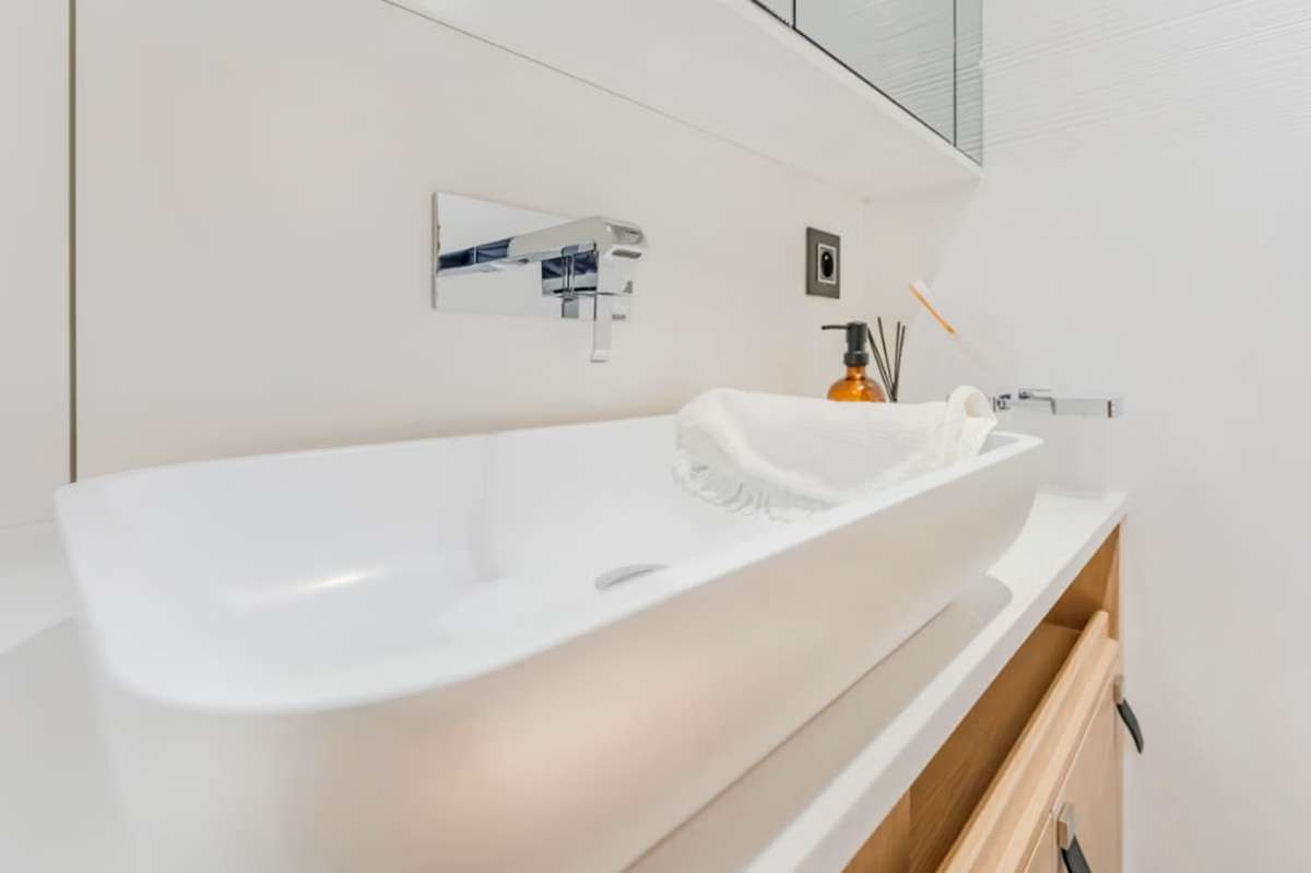 MYMLAN II Privilege Signature 580 - cabin bathroom
