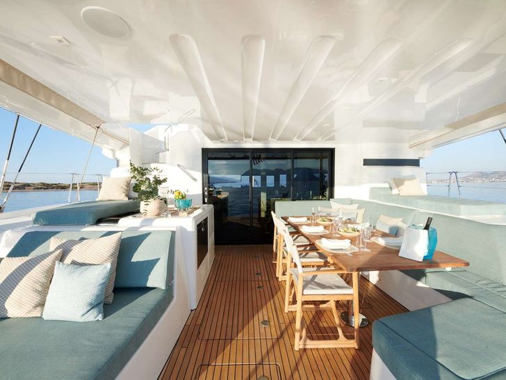 SEVEN SEAS Lagoon 55 - aft deck lounge and alfresco dining area SEVEN SEAS Lagoon 55 - aft deck lounge and alfresco dining area