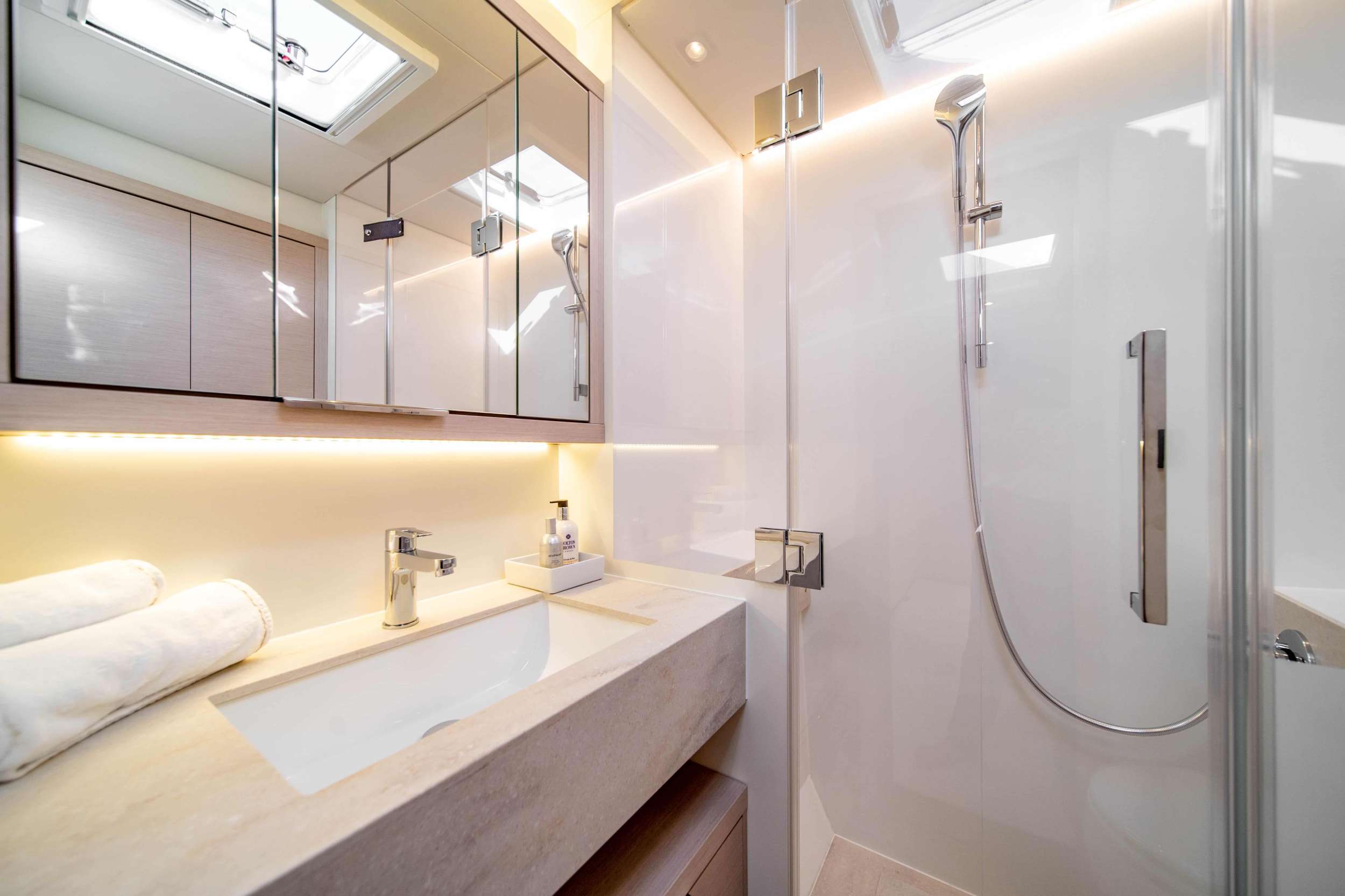 Charter Yacht SEVEN SEAS - Lagoon 55 - 5 Cabins - Tortola - Anegada - Virgin Gorda - BVI - Caribbean