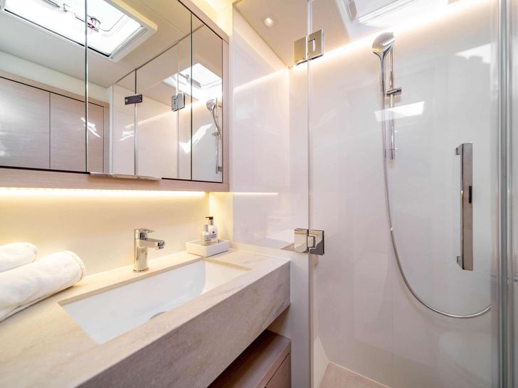 SEVEN SEAS Lagoon 55 - master cabin bathroom SEVEN SEAS Lagoon 55 - master cabin bathroom