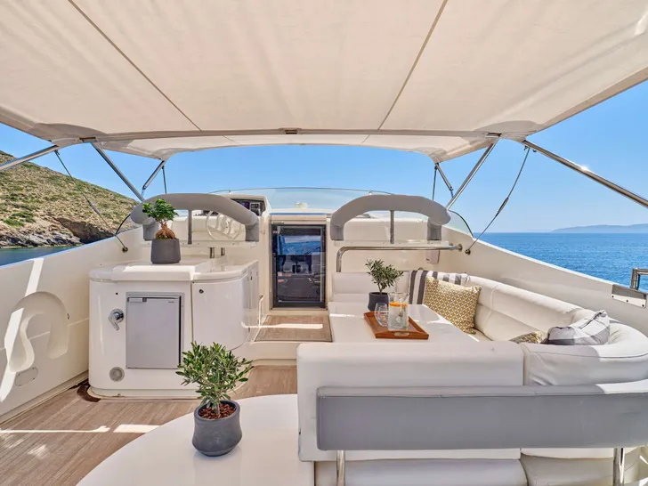 APEIRON BLUE Ferretti 23m - flybridge lounge and minibar APEIRON BLUE Ferretti 23m - flybridge lounge and minibar