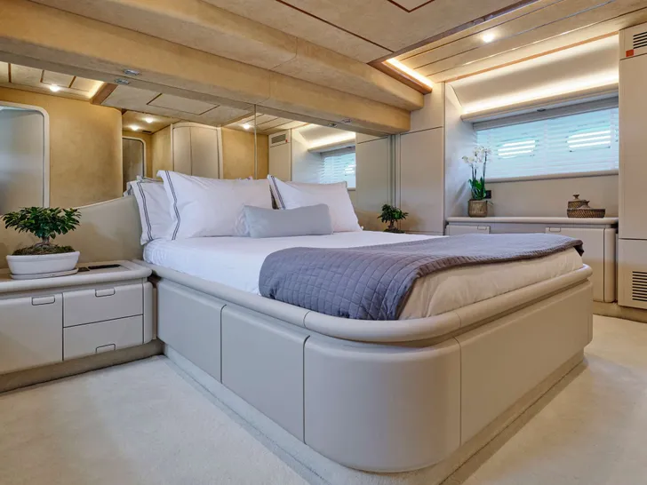 APEIRON BLUE Ferretti 23m - master cabin APEIRON BLUE Ferretti 23m - master cabin