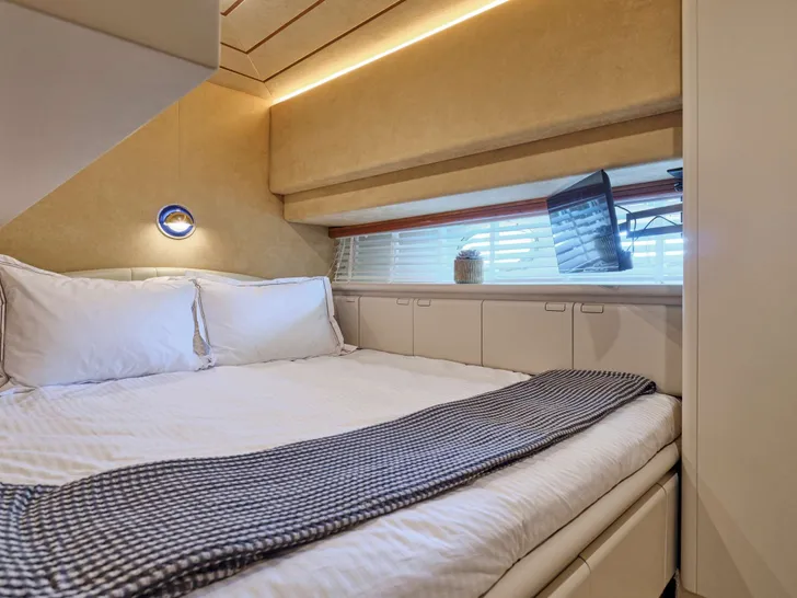 APEIRON BLUE Ferretti 23m - VIP cabin 2 APEIRON BLUE Ferretti 23m - VIP cabin 2