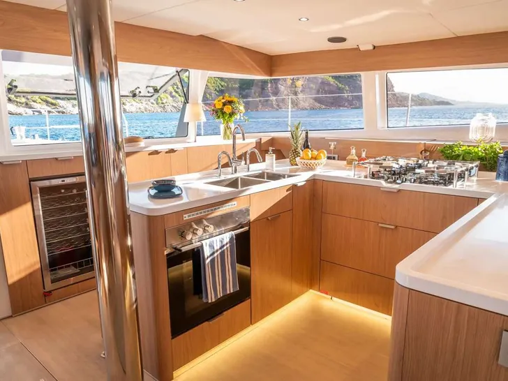 JUMEAUX Bali 5.8 - galley JUMEAUX Bali 5.8 - galley