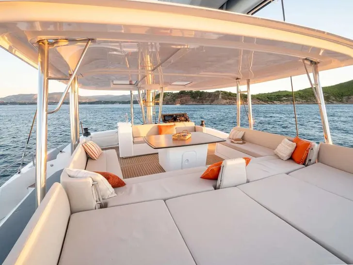JUMEAUX Bali 5.8 - flybridge JUMEAUX Bali 5.8 - flybridge