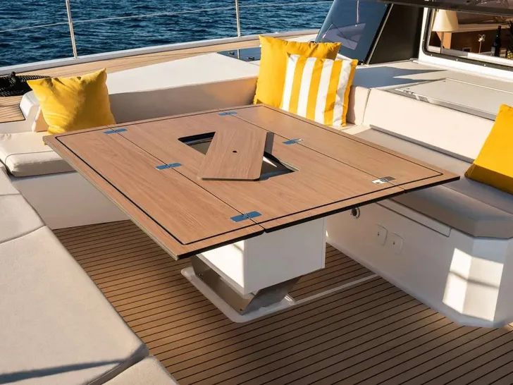 JUMEAUX Bali 5.8 - foredeck dining lounge JUMEAUX Bali 5.8 - foredeck dining lounge