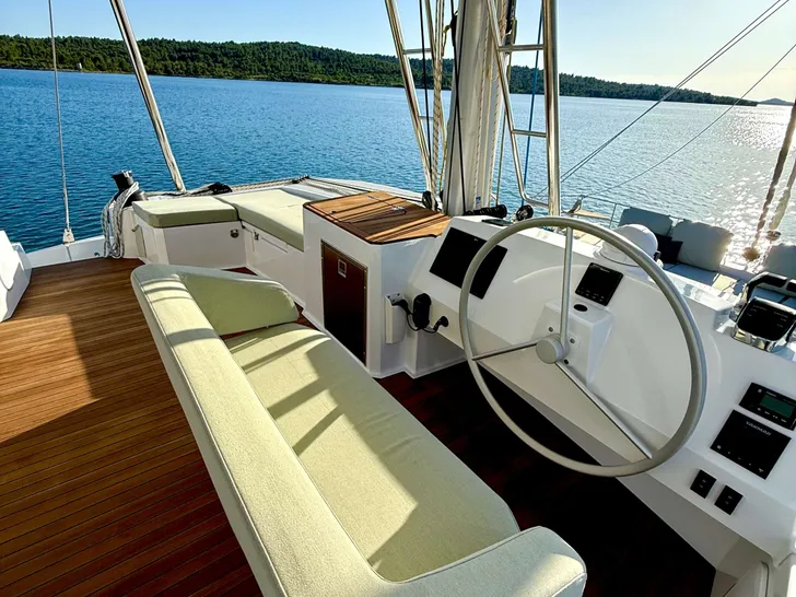MASTERMIND II Bali 5.4 - flybridge helm MASTERMIND II Bali 5.4 - flybridge helm