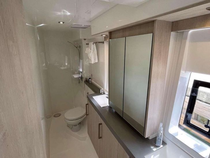 SHIPS&GIGGLES Leopard 58 - VIP cabin bathroom SHIPS&GIGGLES Leopard 58 - VIP cabin bathroom