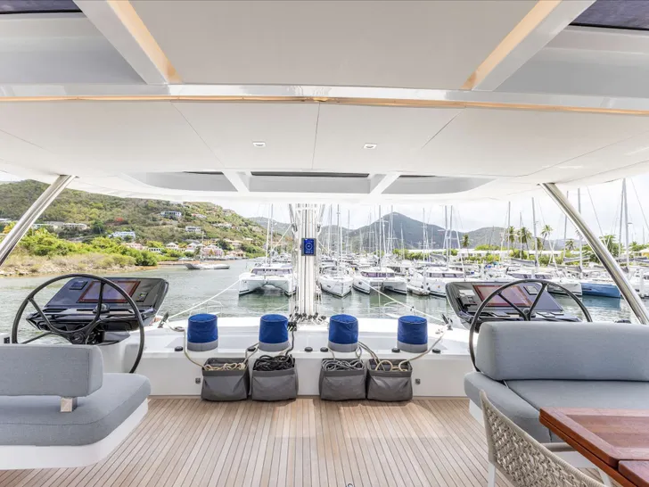 AURORA Lagoon Sixty 5 - flybridge helm AURORA Lagoon Sixty 5 - flybridge helm