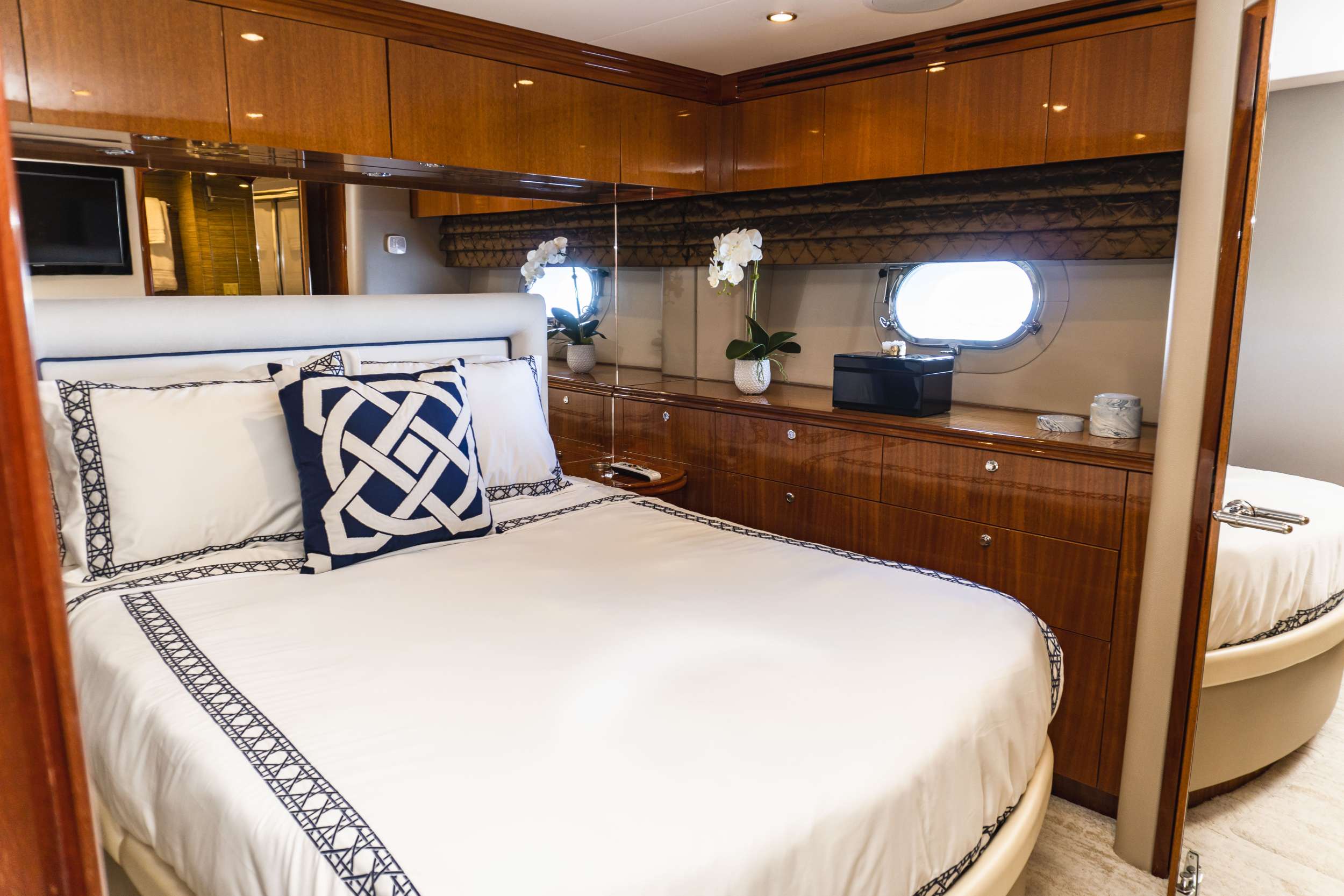 Charter Yacht GAIL FORCE II - Hatteras 80 - 4 Cabins - Nassau - Exumas - Bahamas