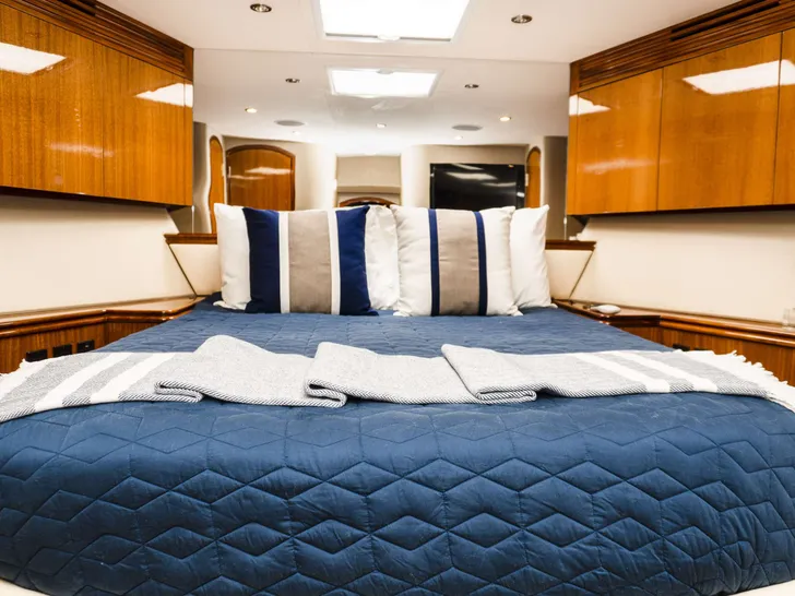 GAIL FORCE II Hatteras 80 - VIP cabin 2 GAIL FORCE II Hatteras 80 - VIP cabin 2