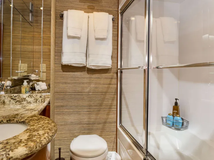 GAIL FORCE II Hatteras 80 - VIP cabin 1 bathroom GAIL FORCE II Hatteras 80 - VIP cabin 1 bathroom