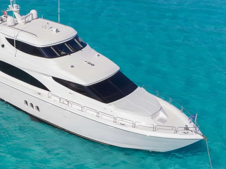 GAIL FORCE II Hatteras 80 - foredeck GAIL FORCE II Hatteras 80 - foredeck