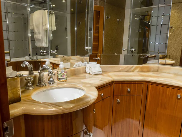 GAIL FORCE II Hatteras 80 - master cabin bathroom GAIL FORCE II Hatteras 80 - master cabin bathroom
