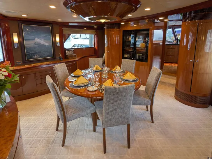 A GREAT ESCAPE Ocean Alexander 102 - dining area A GREAT ESCAPE Ocean Alexander 102 - dining area