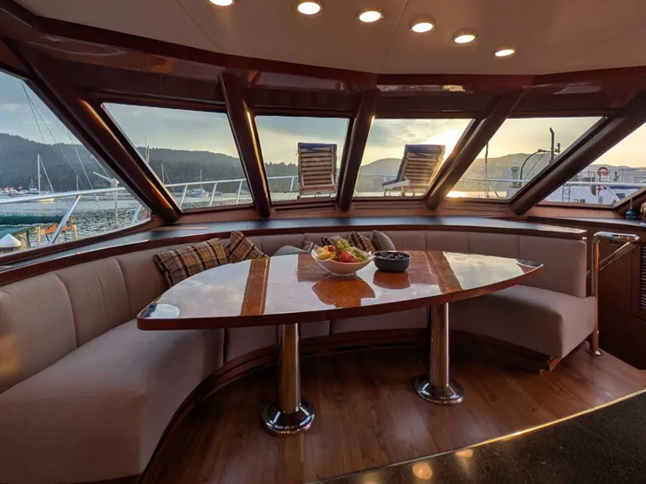 A GREAT ESCAPE Ocean Alexander 102 - cockpit lounge A GREAT ESCAPE Ocean Alexander 102 - cockpit lounge