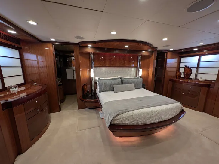 A GREAT ESCAPE Ocean Alexander 102 - master cabin A GREAT ESCAPE Ocean Alexander 102 - master cabin