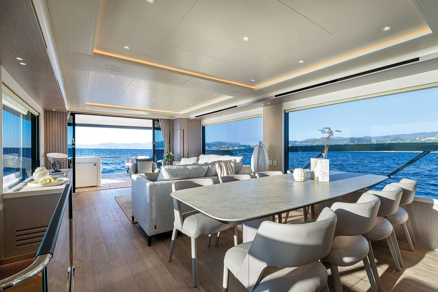 AZUR Absolute Navetta 75 - main dining area