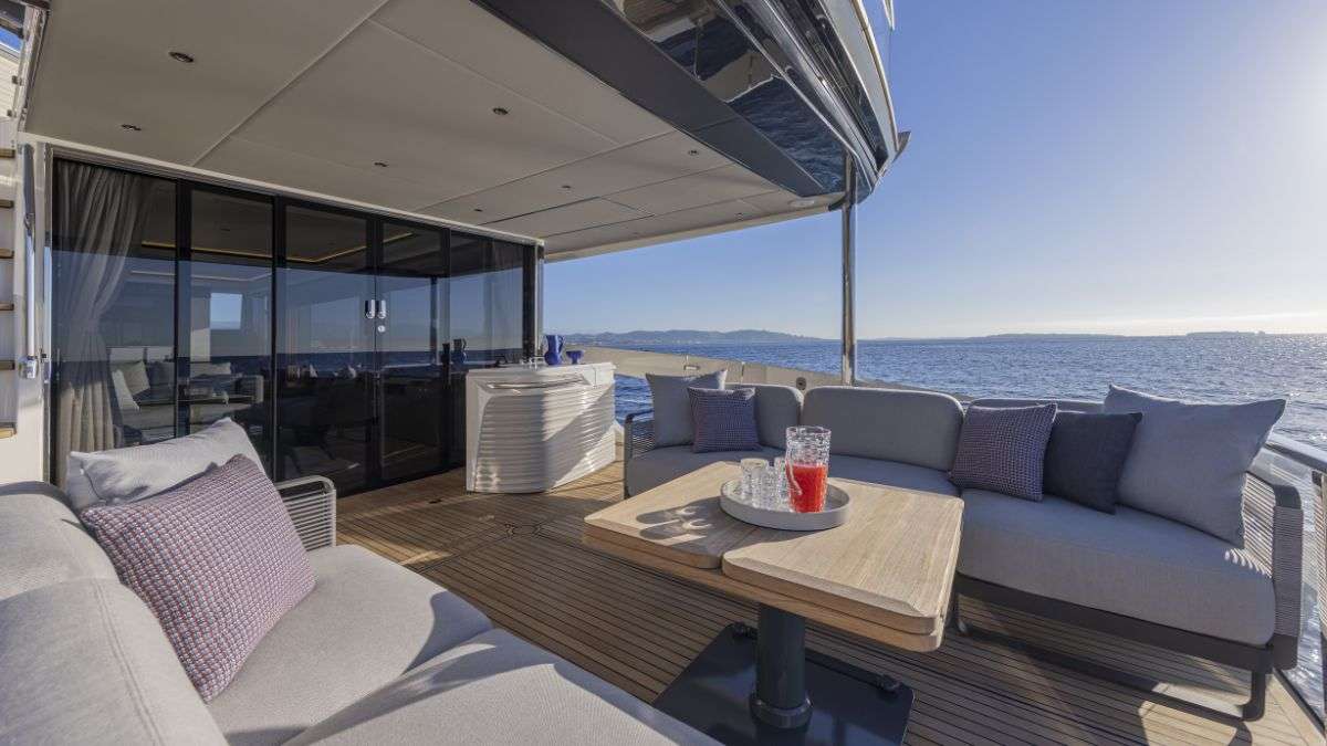 AZUR Absolute Navetta 75 - main aft deck lounge