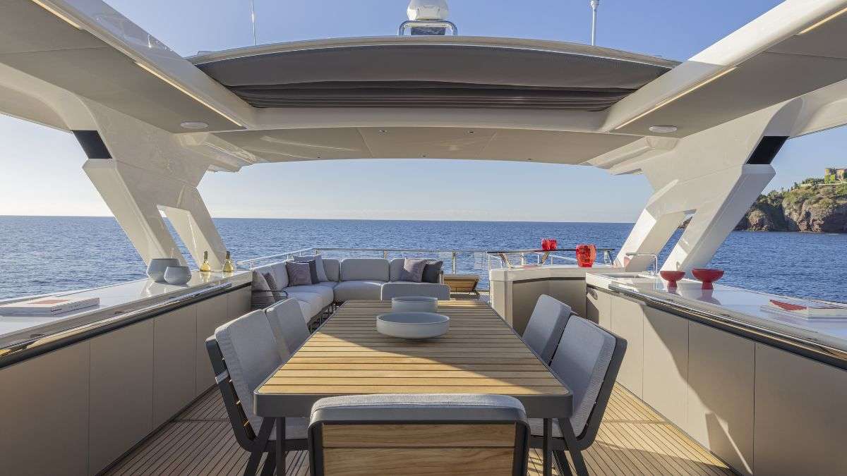 AZUR Absolute Navetta 75 - sundeck dining area