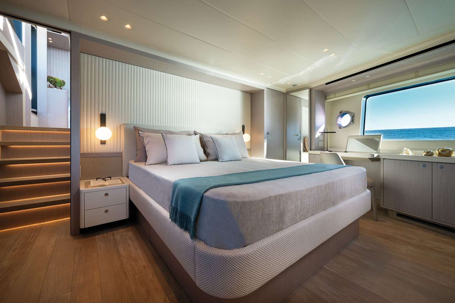 AZUR Absolute Navetta 75 - master cabin