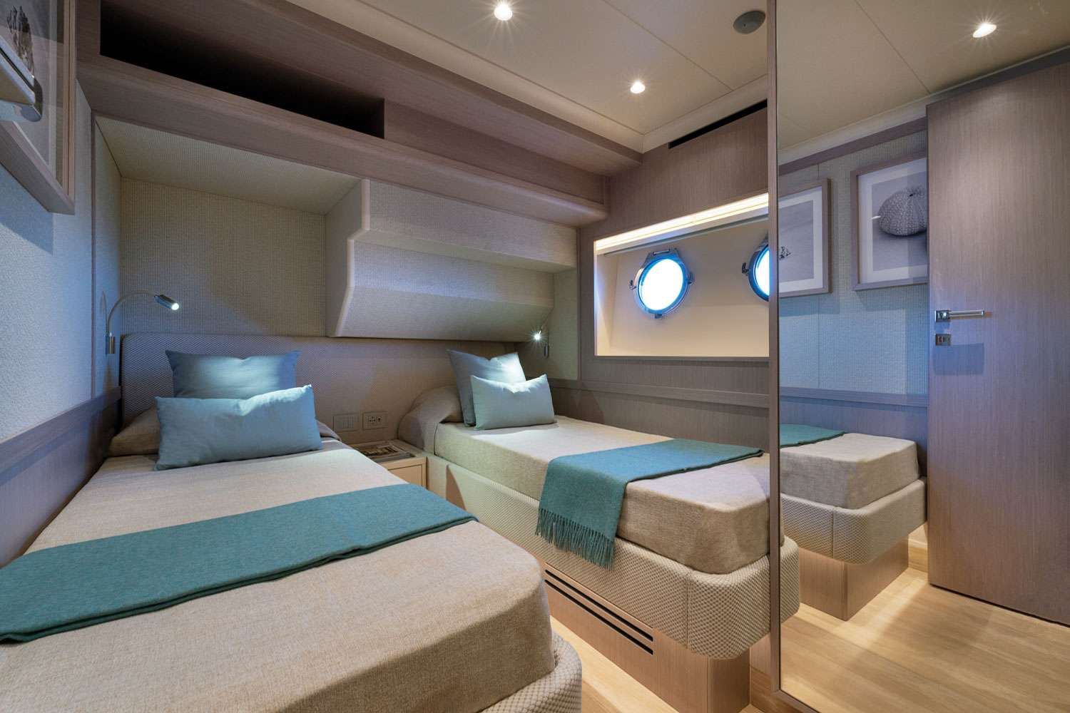 AZUR Absolute Navetta 75 - twin cabin