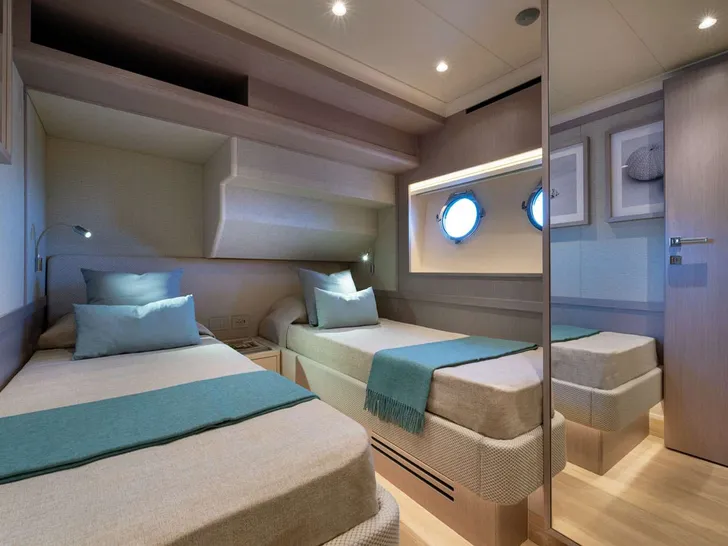 AZUR Absolute Navetta 75 - twin cabin AZUR Absolute Navetta 75 - twin cabin