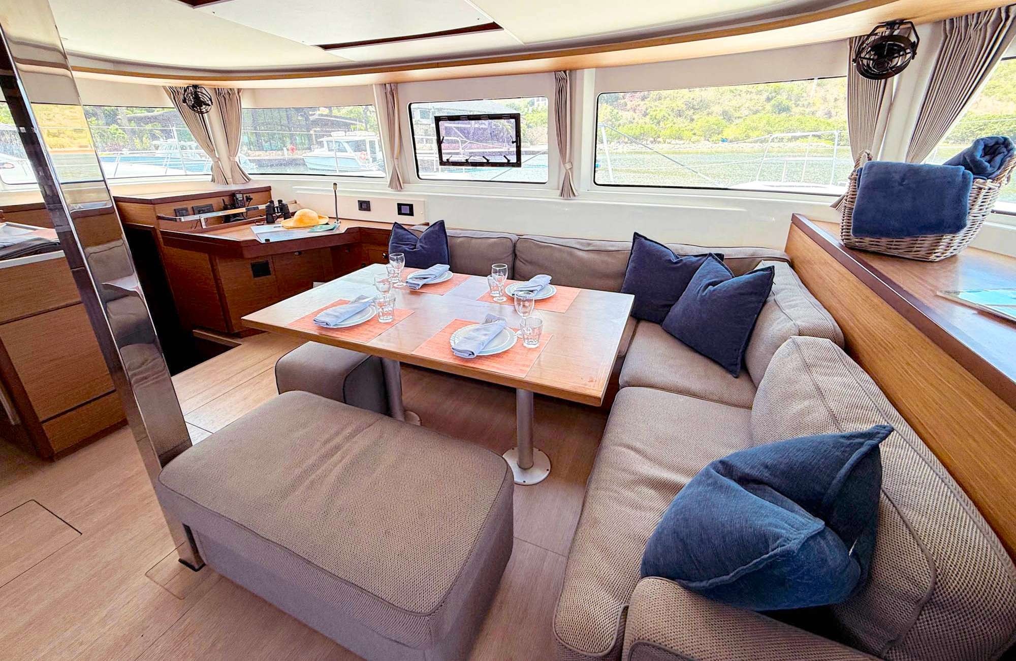 KERRY LEE Lagoon 46 - saloon