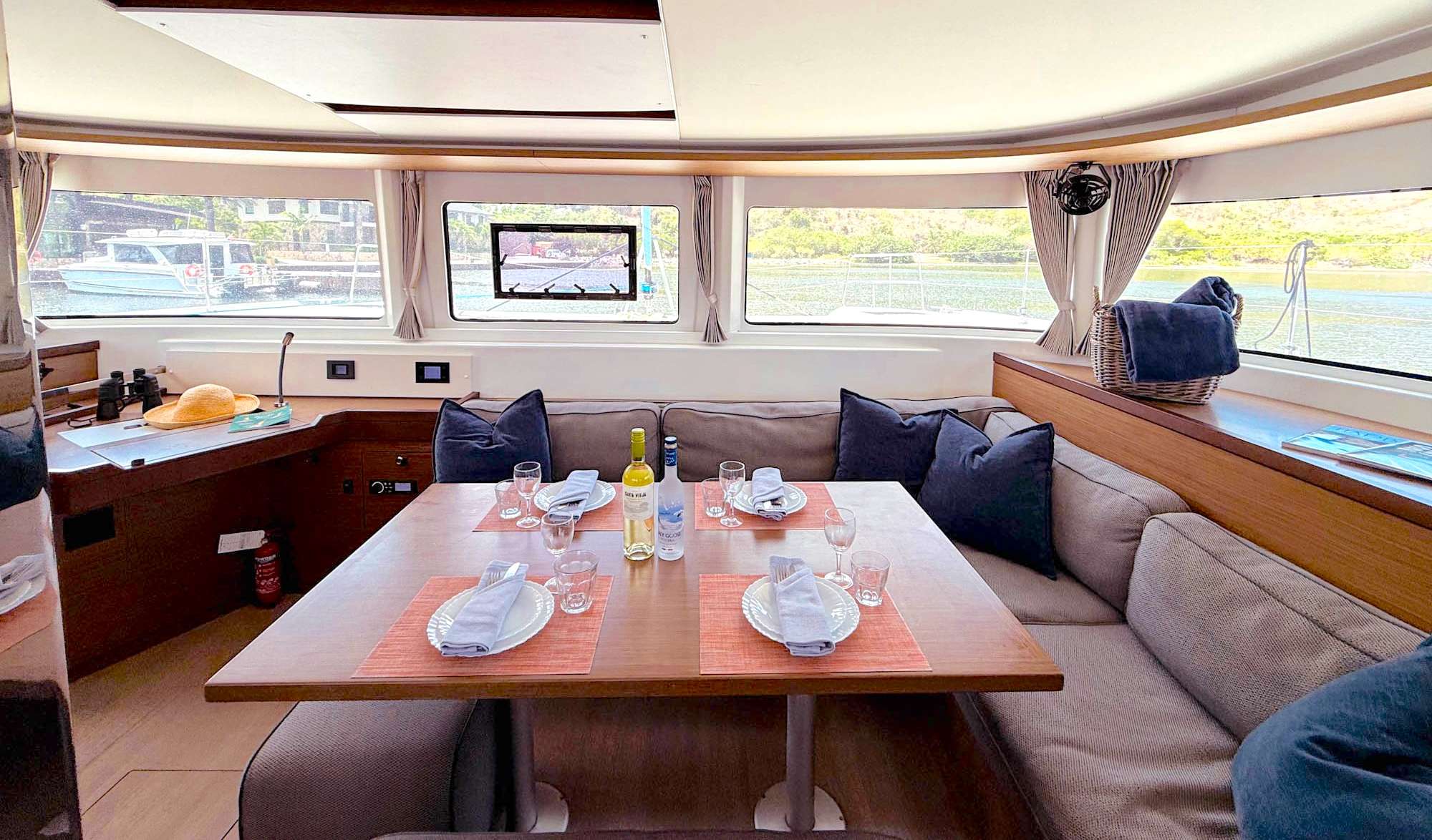 KERRY LEE Lagoon 46 - saloon indoor dining area
