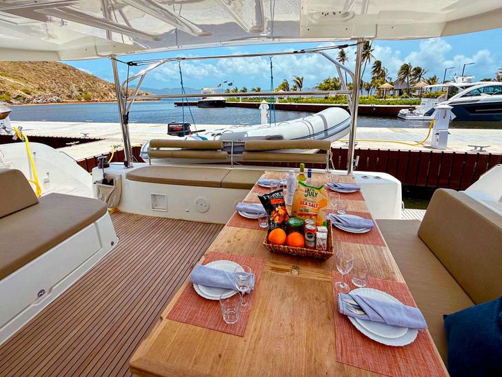 KERRY LEE Lagoon 46 - aft deck alfresco dining area KERRY LEE Lagoon 46 - aft deck alfresco dining area