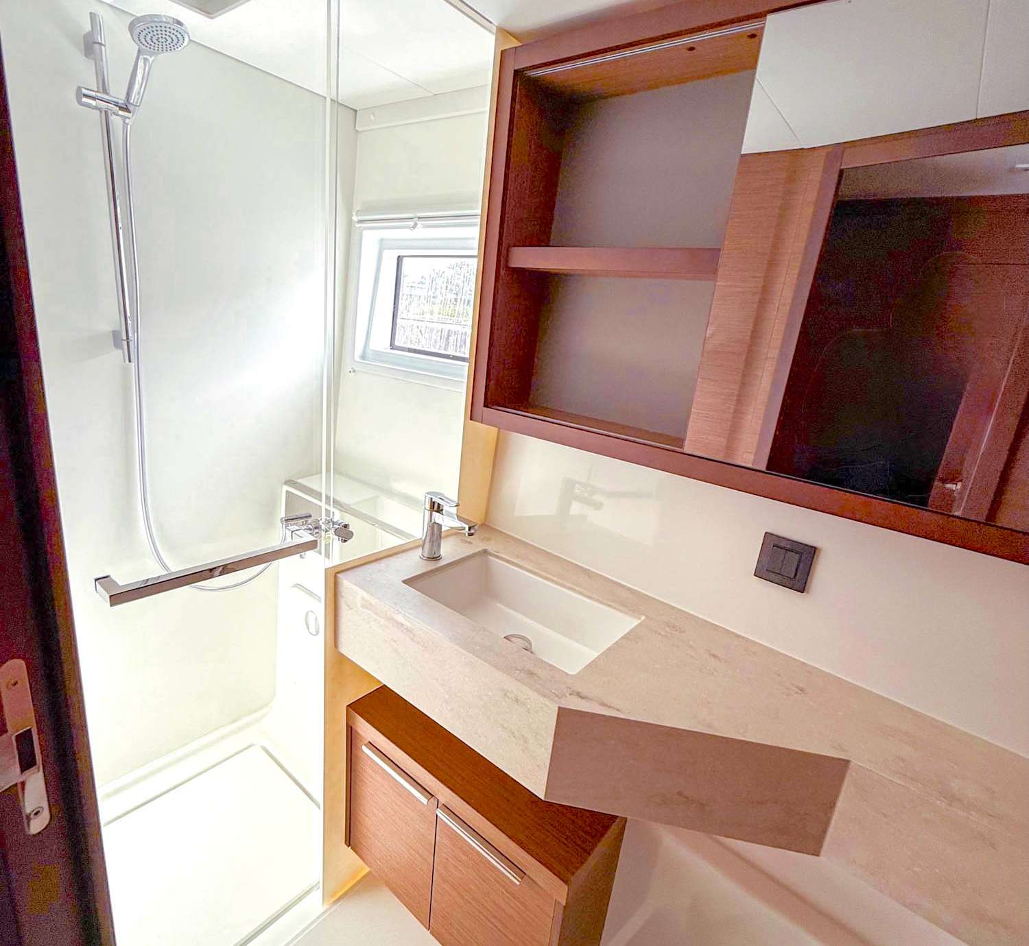 KERRY LEE Lagoon 46 - cabin 1 bathroom