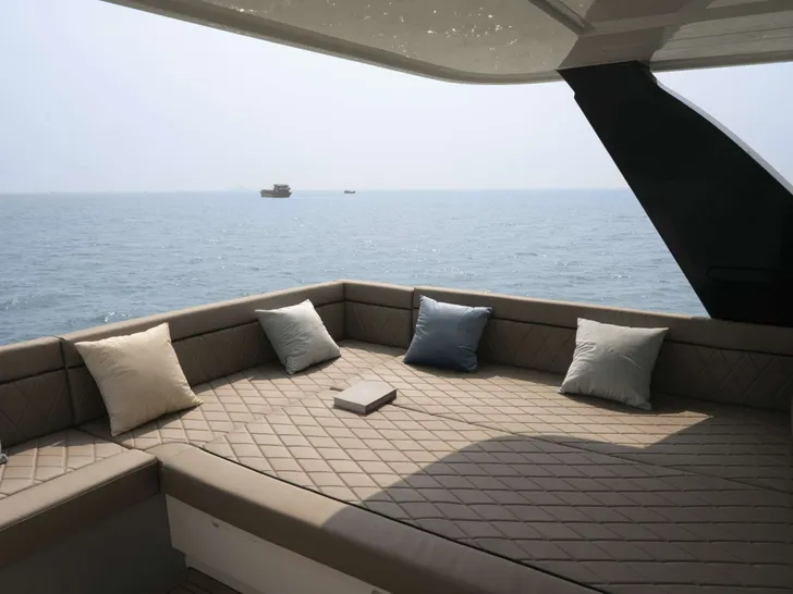 ZORA NUA Heysea 60 - flybridge sunbathing lounge ZORA NUA Heysea 60 - flybridge sunbathing lounge