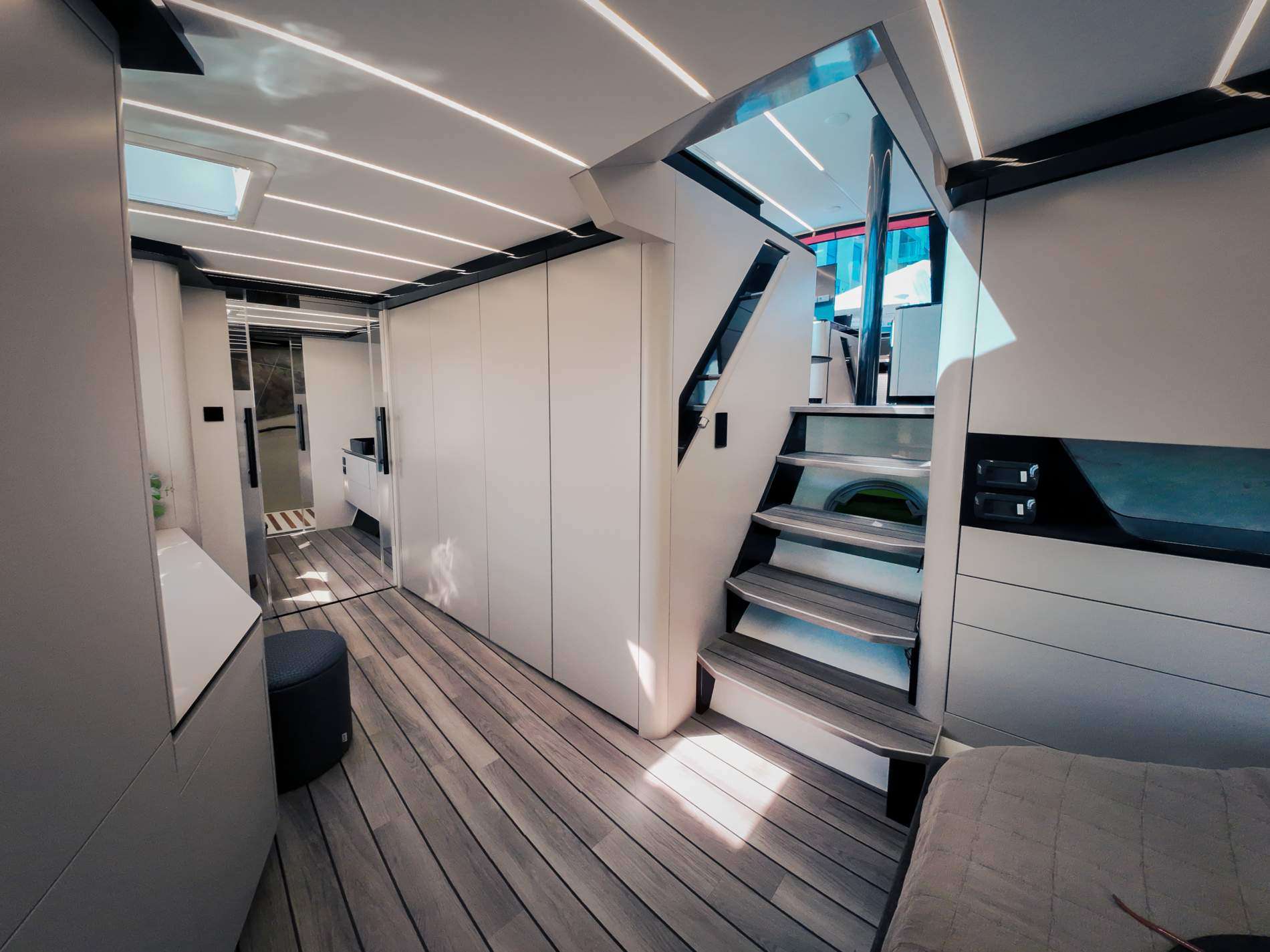 SUMMER Wave 60 - master cabin walkway