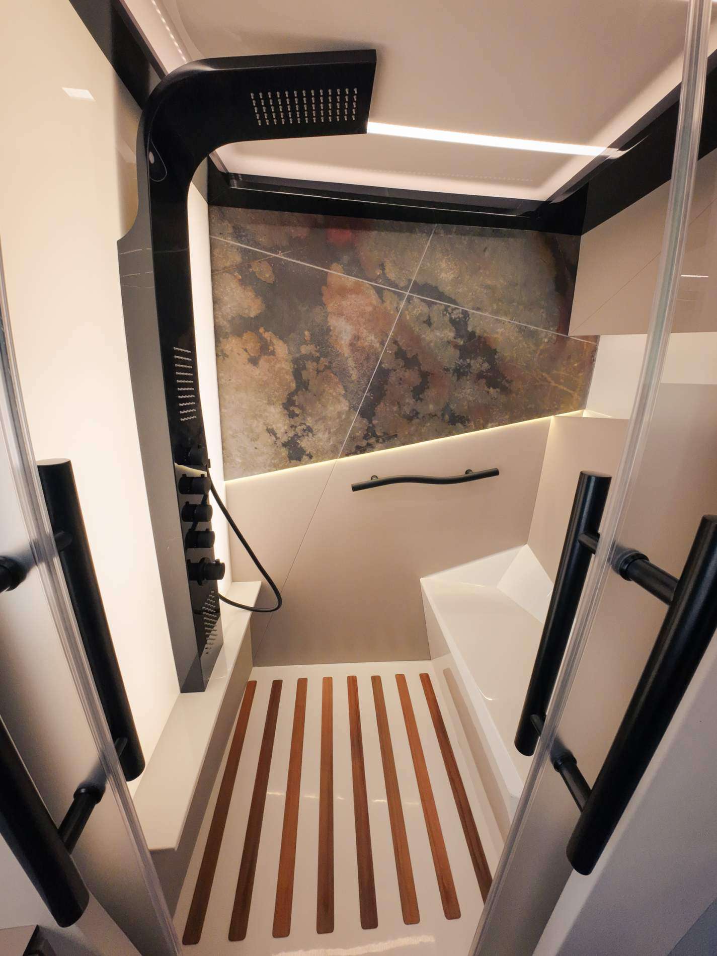 SUMMER Wave 60 - master cabin bathroom shower