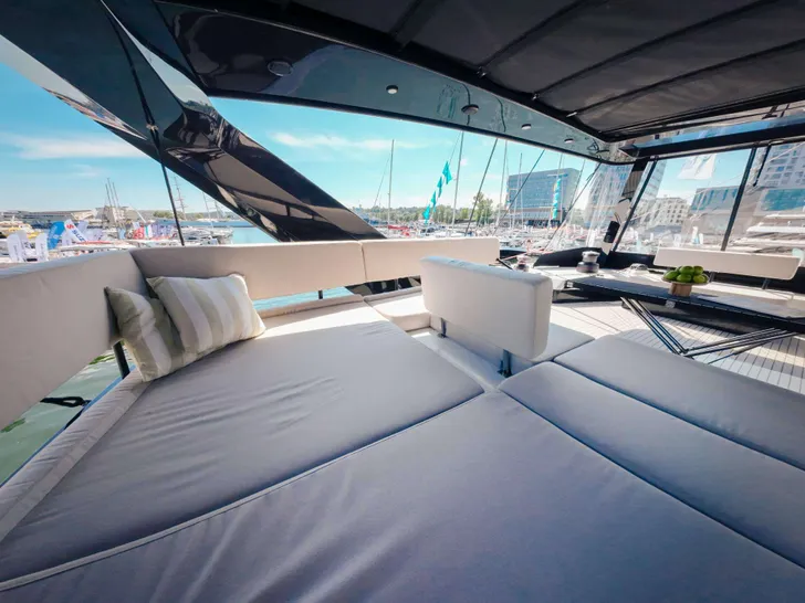 SUMMER Wave 60 - flybridge sunbathing area SUMMER Wave 60 - flybridge sunbathing area