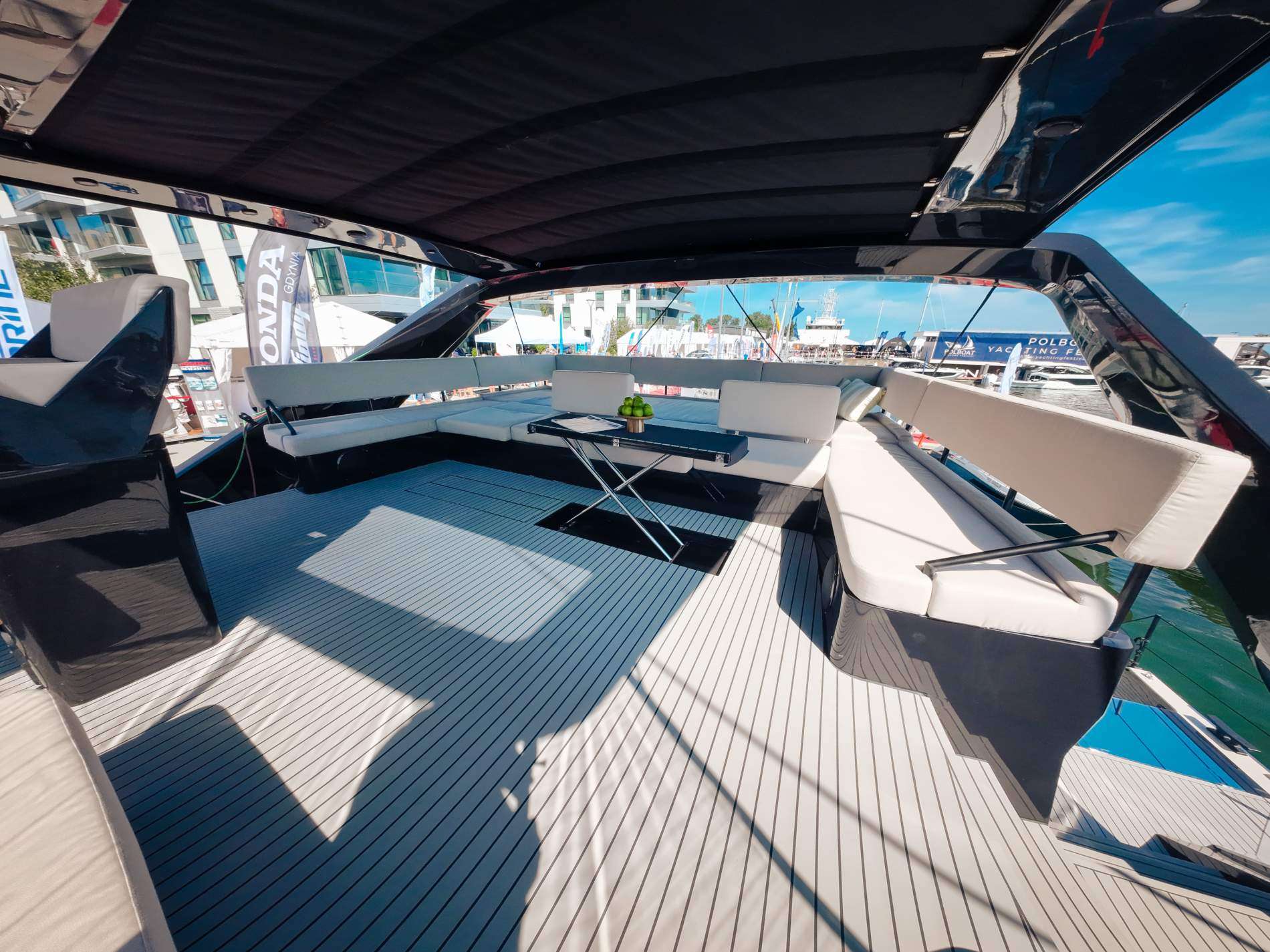 SUMMER Wave 60 - flybridge lounge