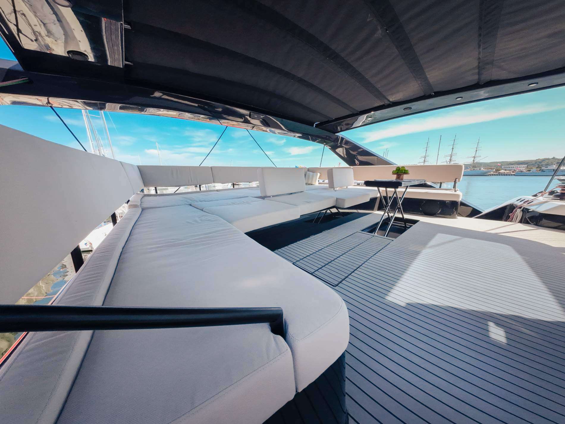 SUMMER Wave 60 - flybridge lounge up close