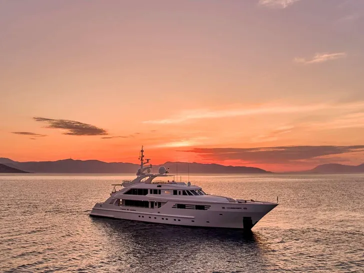 OASIS ISA 47m - anchored under the sunset OASIS ISA 47m - anchored under the sunset