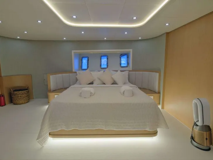 DODO Custom Motor Sailer 43m - master cabin bed DODO Custom Motor Sailer 43m - master cabin bed