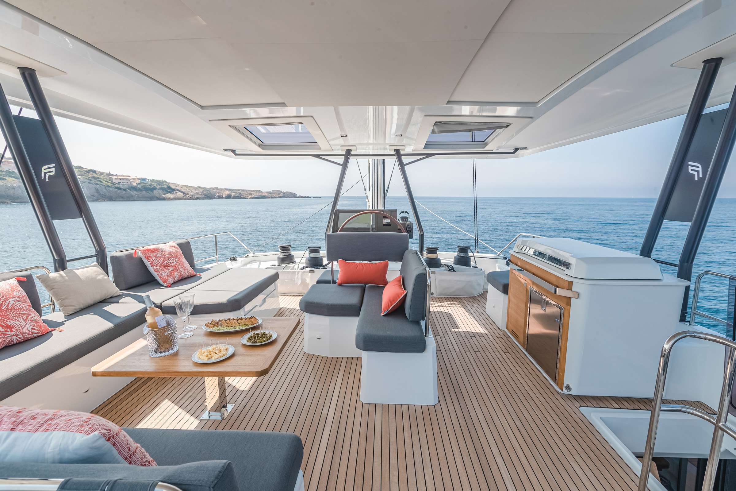 NEHALENNIA Fountaine Pajot Samana - flybridge dining
