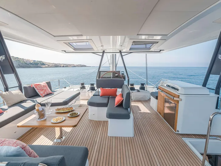 NEHALENNIA Fountaine Pajot Samana - flybridge dining NEHALENNIA Fountaine Pajot Samana - flybridge dining