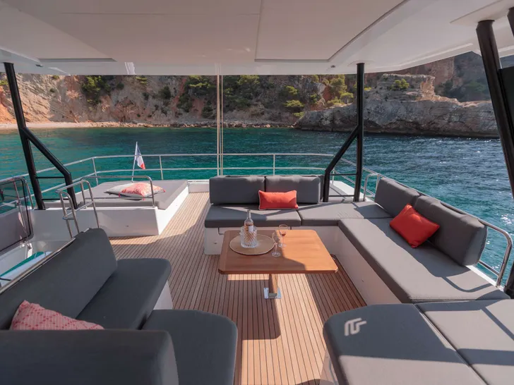NEHALENNIA Fountaine Pajot Samana - flybridge lounge NEHALENNIA Fountaine Pajot Samana - flybridge lounge