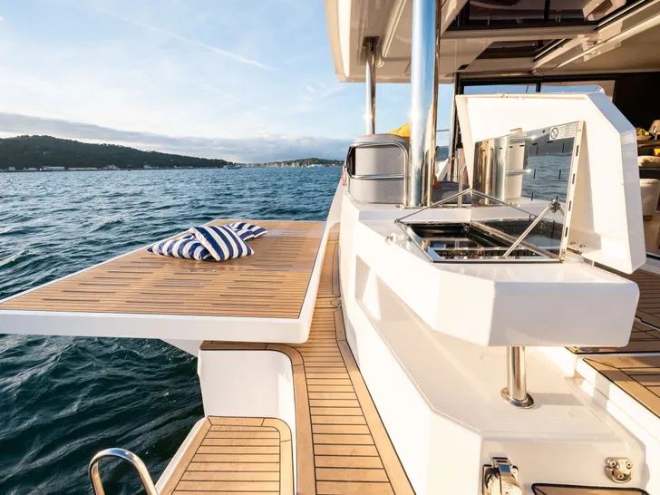 CRAFT WITH A SEA Bali 5.2- Swim Platform CRAFT WITH A SEA Bali 5.2- Swim Platform